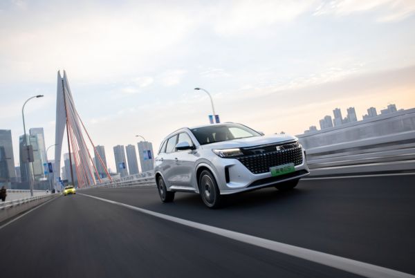 中型SUV“对抗”紧凑型SUV，最近爆火蓝电E5让宋PLUS DM-i黯然失色